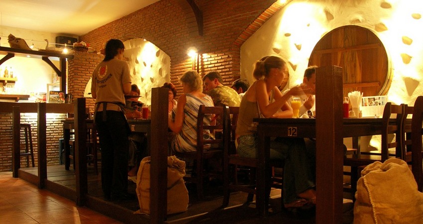Кондиционированный зал Русского ресторана "Таверна 8 Подков" в Паттайе